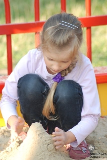 У Луцьку – новий дитячий майданчик. ФОТО